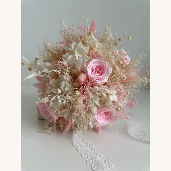 Buchet de mireasă cu trandafiri criogenați și hortensie stabilizată – model roz pastel